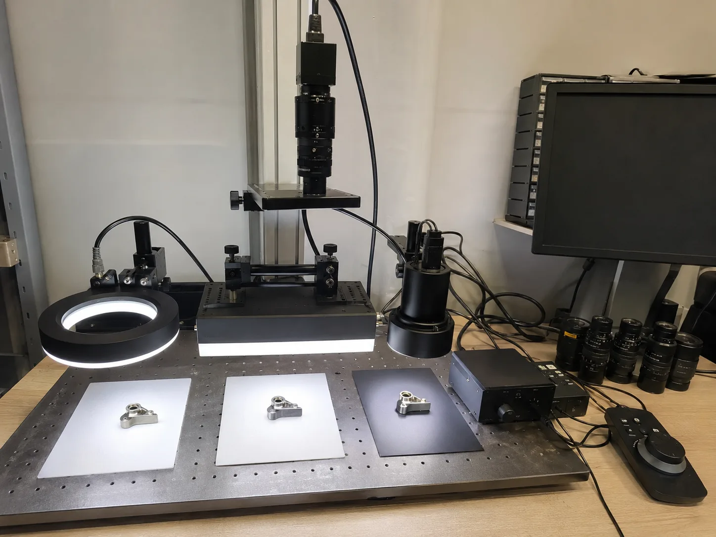 Deyi Vision optical route comparison bench with lights, parts and industrial camera