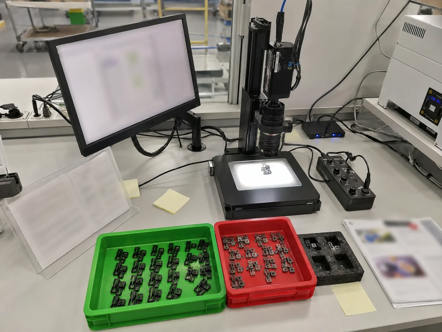 Deyi Vision sample image review bench with good and bad parts under a machine vision camera